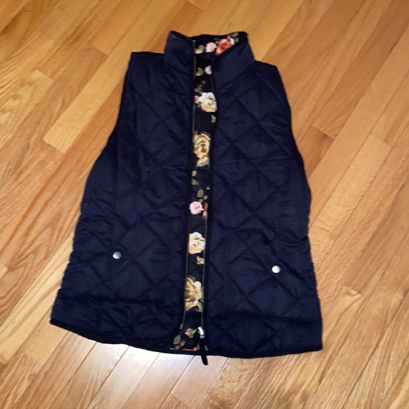 Kensie Reversible Puffer Vest Floral and Solid Navy - Picture 3 of 5
